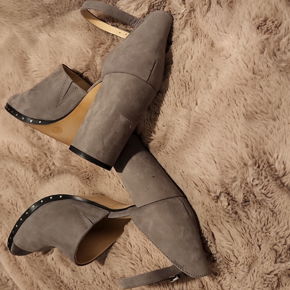 Vince Camuto Suede Heels - Picture 4 of 7